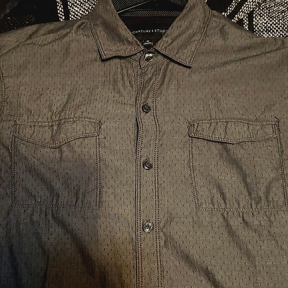 Signature Studio,  mens Size: M, long sleeve button up. Color Grey with Black
